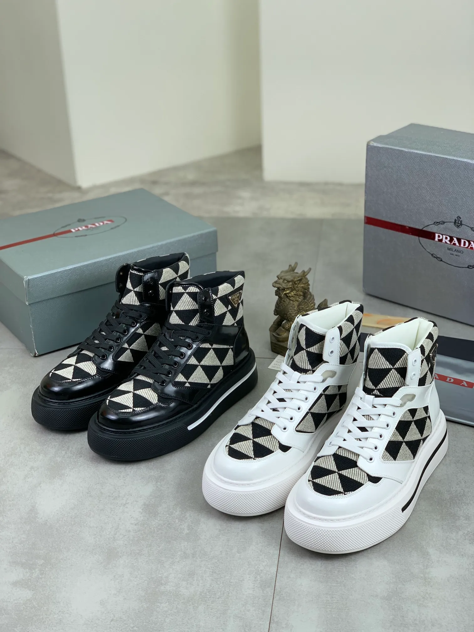 Men's shoes 💰P620 new model (high version) The new PRADA (Prada) high-top counter has launched the classic model at the same time. The new men's shoes and 😘fabrics are selected from the original imported calfskin. First layer of imported cowhide lining. The original version is awesome! 👍🏿Original open-molded non-slip PU outsole, with exquisite lines, simple and elegant, super comfortable and classy on foot, suitable for leisure travel. Code number:38-45